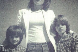 Al menos eso es lo que piensa el orgulloso papá pues fuentes cercanas dicen que Alex ha comentado que le recuerda mucho a su mamá, Marcela Basteri.