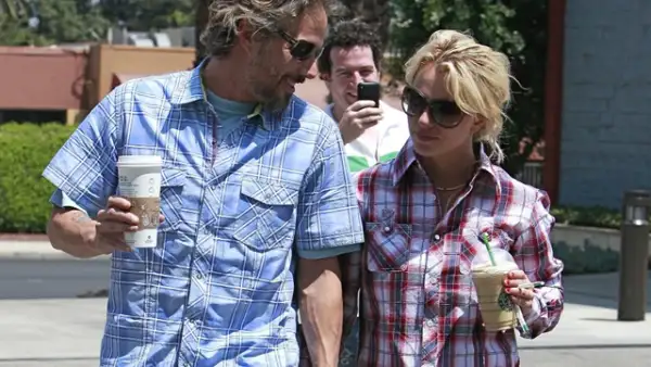 Britney Spears y Jason Trawick se ven muy acaramelados disfrutando su café.