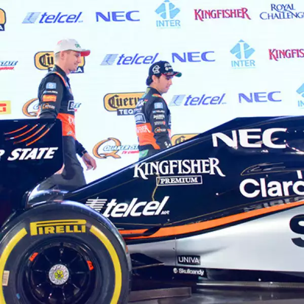Checo Pérez y Nico Hulkenberg develan el nuevo auto del equipo Sahara Force India.