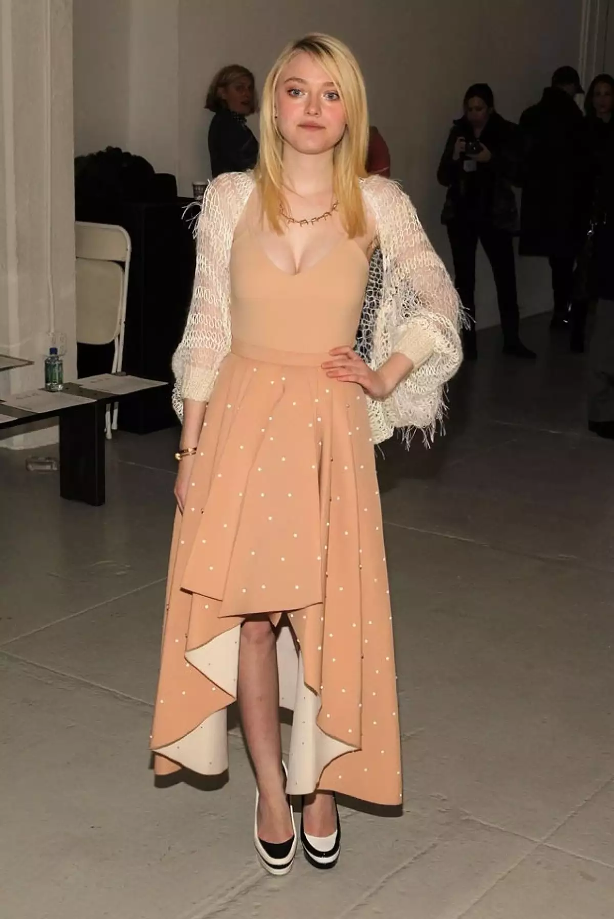 La actriz de 19 años lució durante el evento de moda un vestido que nos obliga a dejar atrás la imagen infantil que aún teniamos de ella.