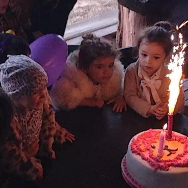 Con varias amiguitas, Regina estuvo acompañada de su hermana mayor Erin y sus papás.