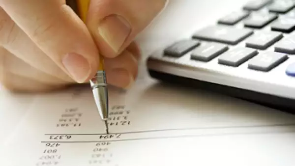 Al elaborar un presupuesto, es recomendable destinar 10% de tus ingresos al ahorro. (Foto: iStock by Getty)