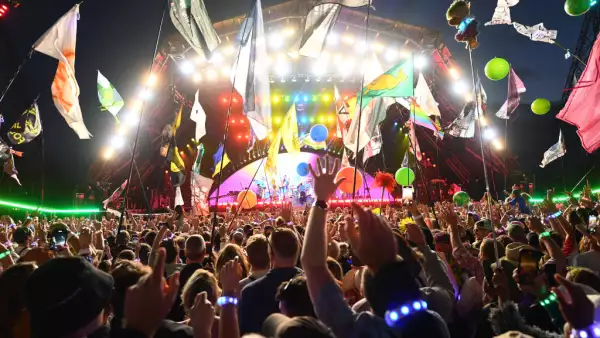 Foto del público del festival Glastonbury viendo la presentación de Coldplay en 2024.