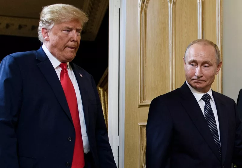 El presidente estadounidense Donald Trump (IL) y el presidente ruso Vladimir Putin llegan a una reunión en Helsinki el 16 de julio de 2018. El presidente de los Estados Unidos, Donald Trump, dijo el 8 de agosto de 2025 que se reuniría con su homólogo ruso Vladimir Putin el 15 de agosto en Alaska, ya que el multimillonario republicano espera ayudar a mediar en el fin de la guerra en Ucrania.