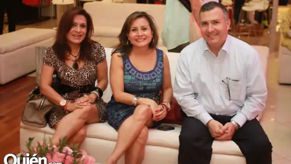 Adriana y Tony Rodríguez con Adrián Villarreal