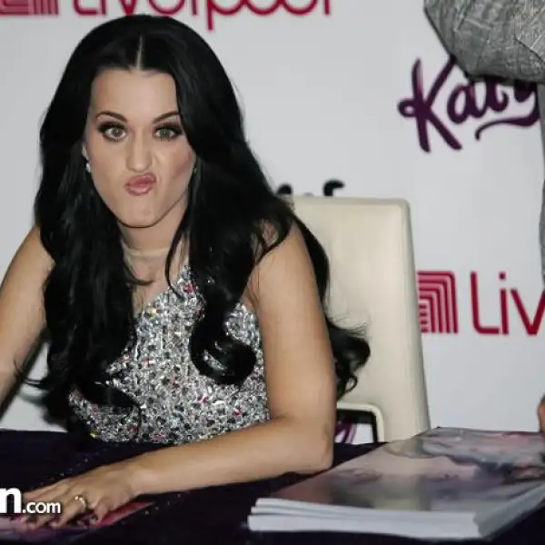 Katy Perry en la firma de autógrafos