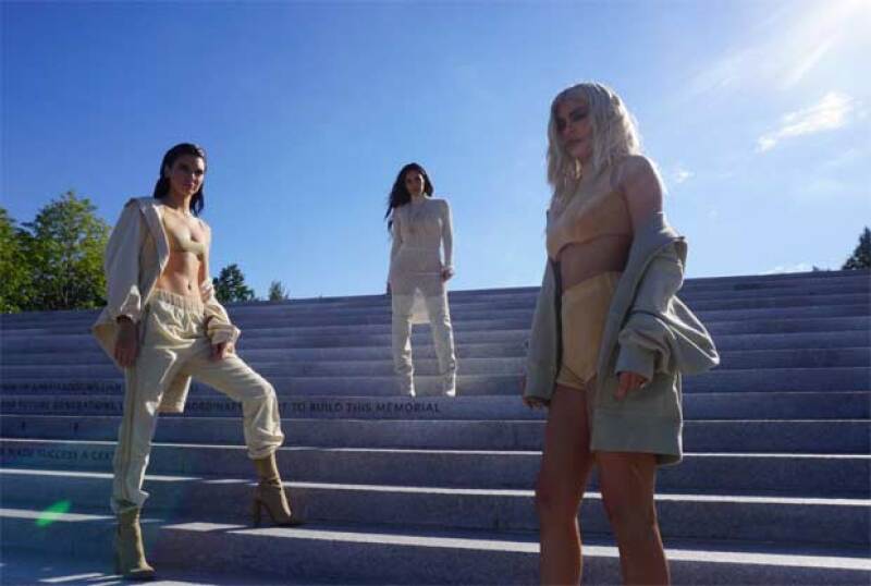 En resumen, la presentación de Yeezy Season 4 en NYFW estuvo llena de modelos desmayadas, caras llenas de desesperación y zapatos que no dejaban caminar.
