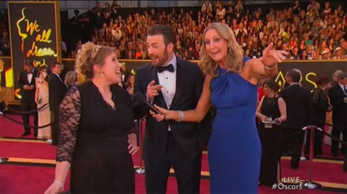 Si bien Chris es un hottie, su hermana mayor no se parece en nada a él.