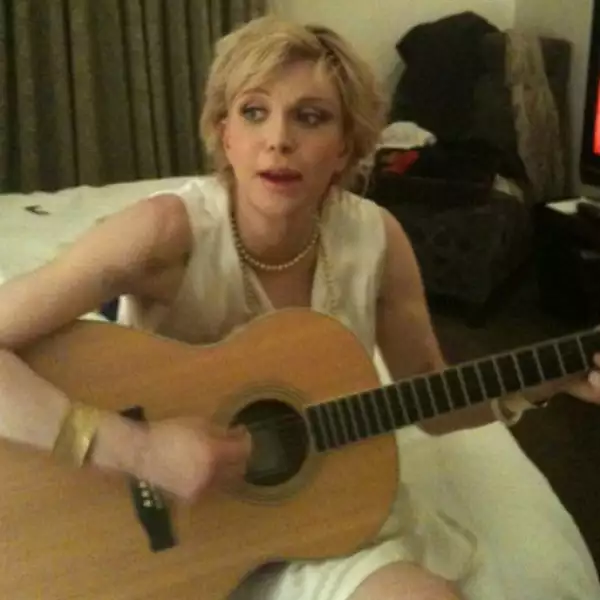 Courtney Love tocando su guitarra.