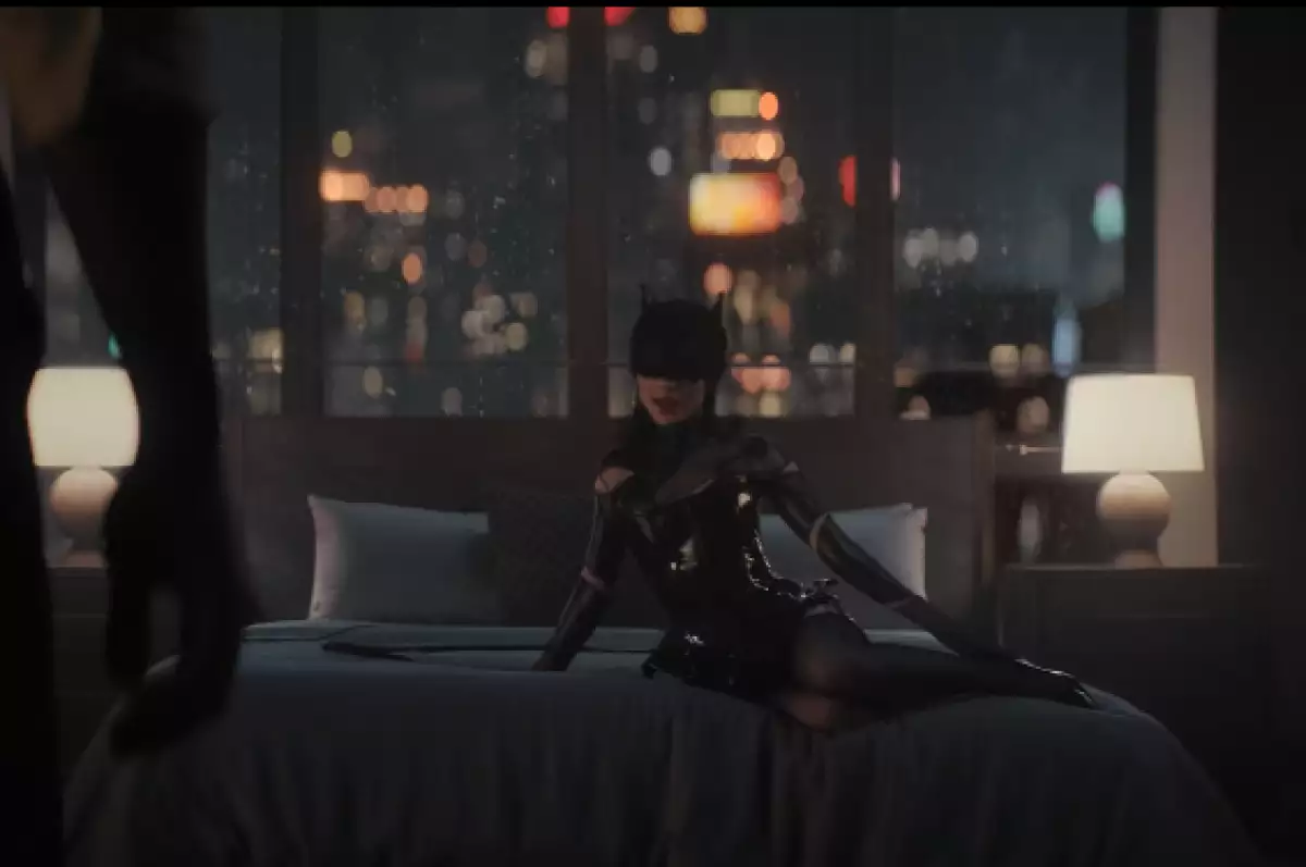 Ariana Grande es Gatúbela y Penn Badgley el alcalde de NY en "this boy is mine"