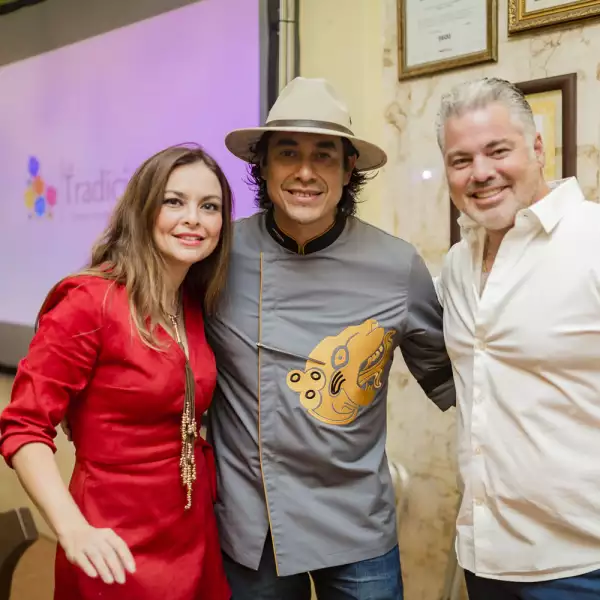 Cena Rosa de Gala en LA TRADICIÓN de Mérida