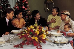 Luis Miguel, un amigo de la familia, Luis Rey, Alejandro, Marcela Basteri y Sergio durante la navidad de 1984 en México.
