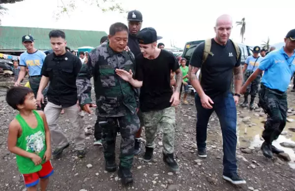 Justin llegó acompañado por su equipo de seguridad.