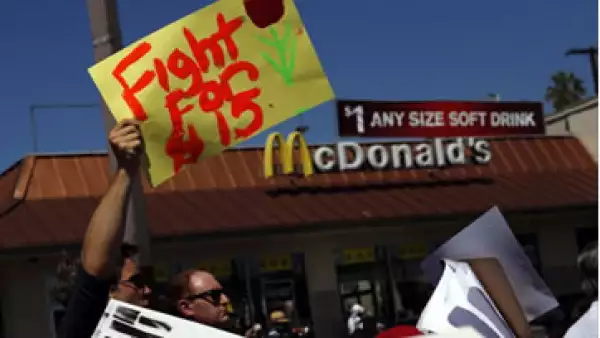 Ha habido varias protestas en EU para subir el sueldo a 15 dólares por día. (Foto: Getty Images)