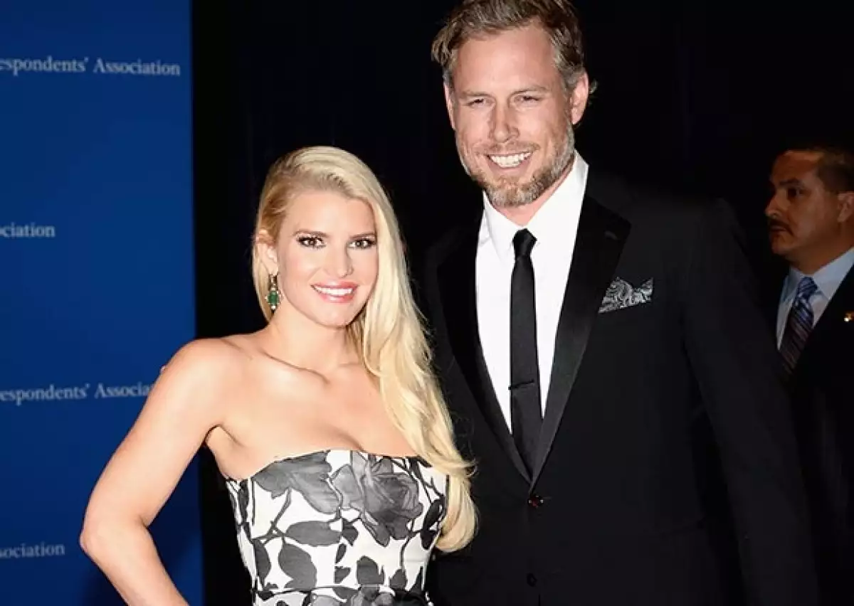 La diseñadora de modas logró persuadir a sus papás para que limaran asperezas tras su divorcio, el año pasado, y asistan a su boda en julio próximo.