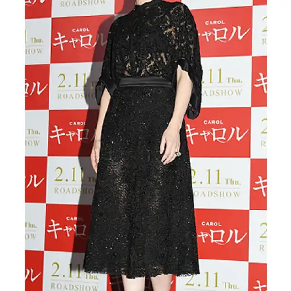 La actriz nominada al Oscar por su papel en Carol llegó a la presentación del film en Tokyo con un total look de Givenchy.