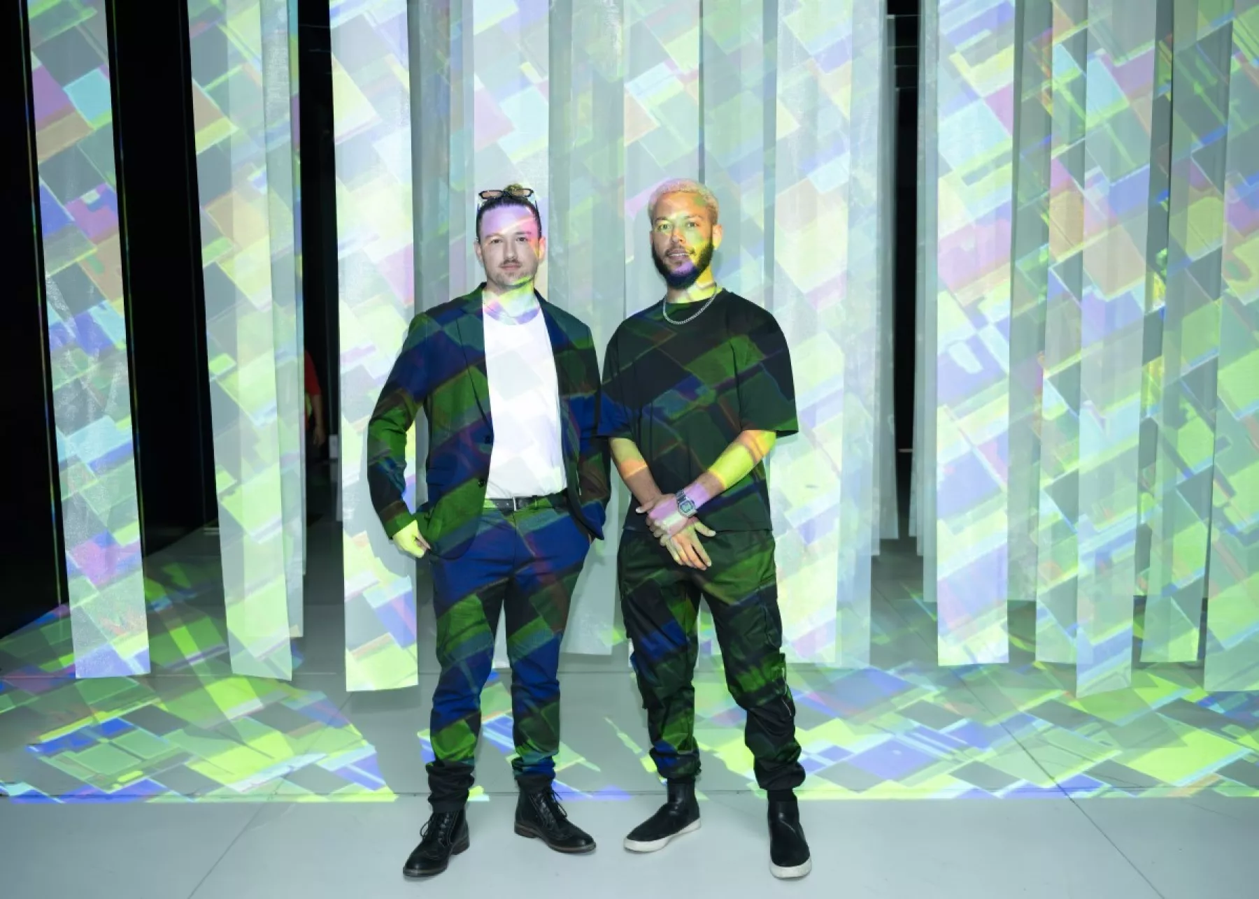 Dos de los artistas creadores de Glitche_02. Una obra interactiva que puedes ver en Angelópolis Puebla