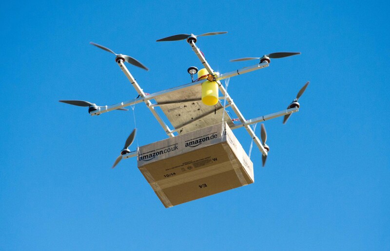 Empresas como Amazon piensan hacer entregas mediante drones.