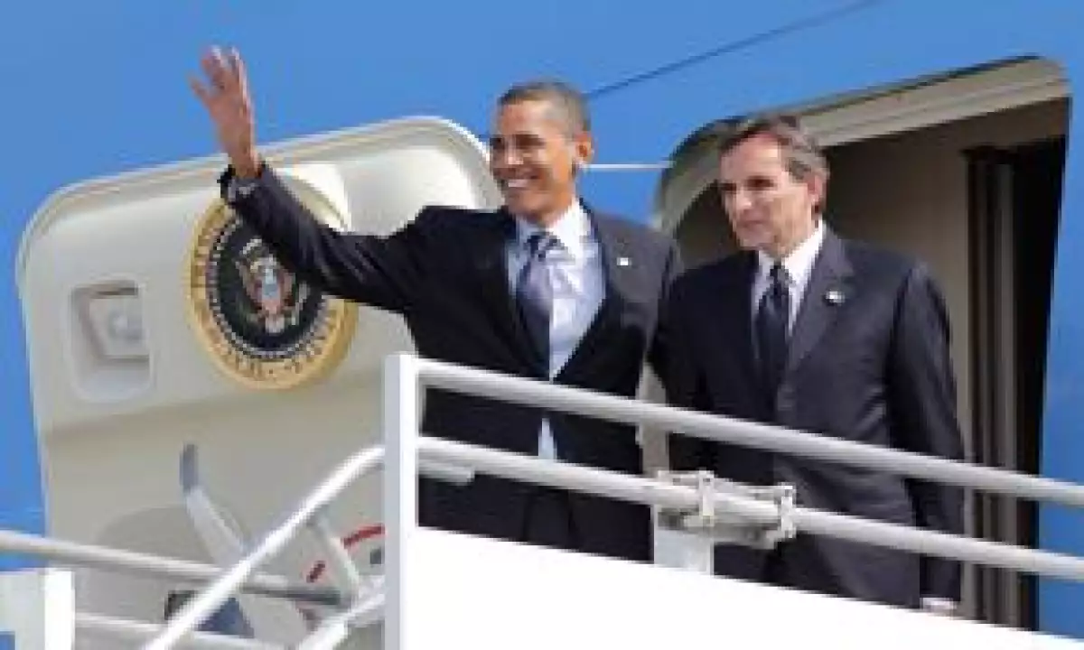 El presidente Obama llegó a Guadalajara acompañado por Carlos Pascual.