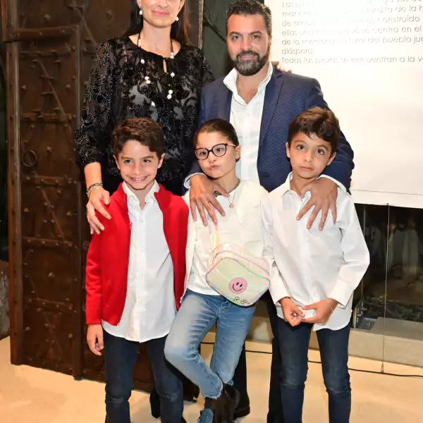 Jennie e Igal Benabib con Elías, Corinne y Tony Benabib