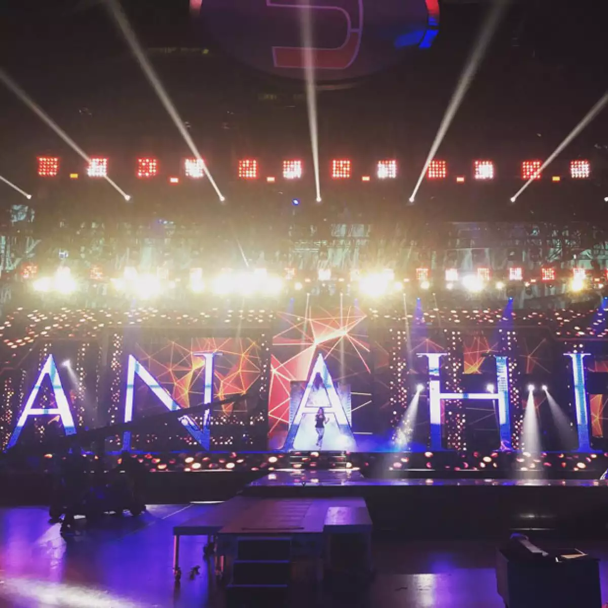 Después de publicar su primer sencillo, la cantante finalmente regresa con más de su nuevo álbum, siendo los Premios Juventud el evento donde hará su gran aparición.