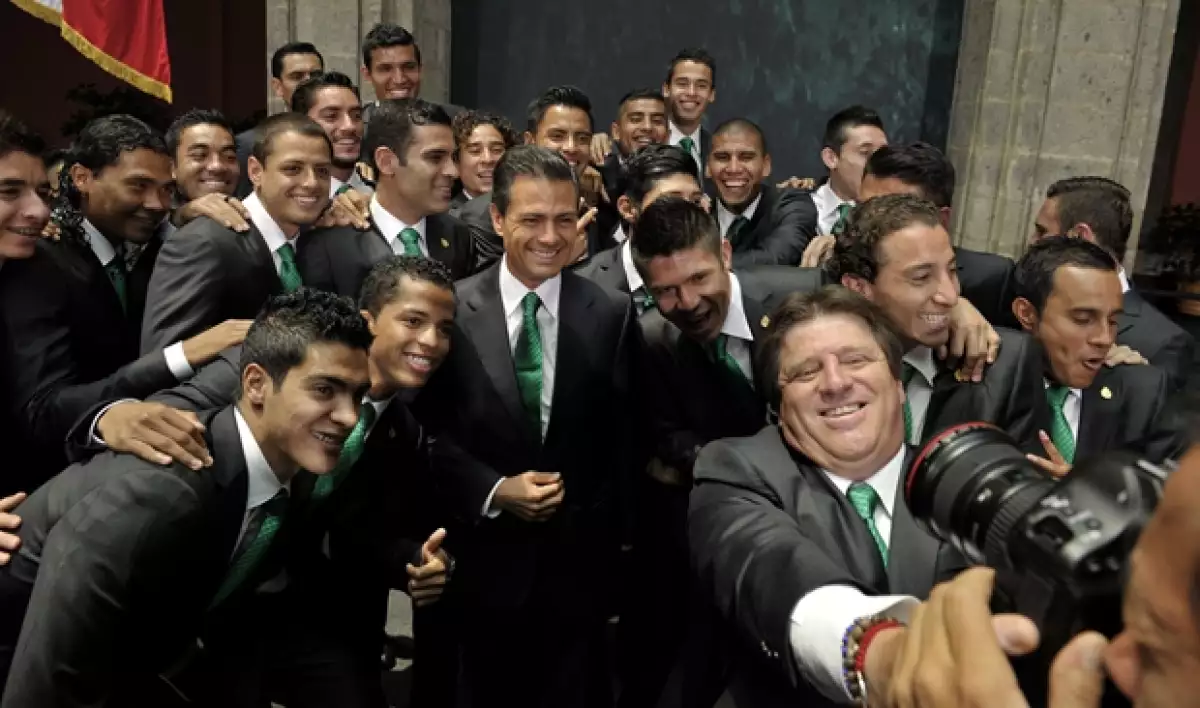 El presidente y la Selección se tomaron la tradicional selfie.