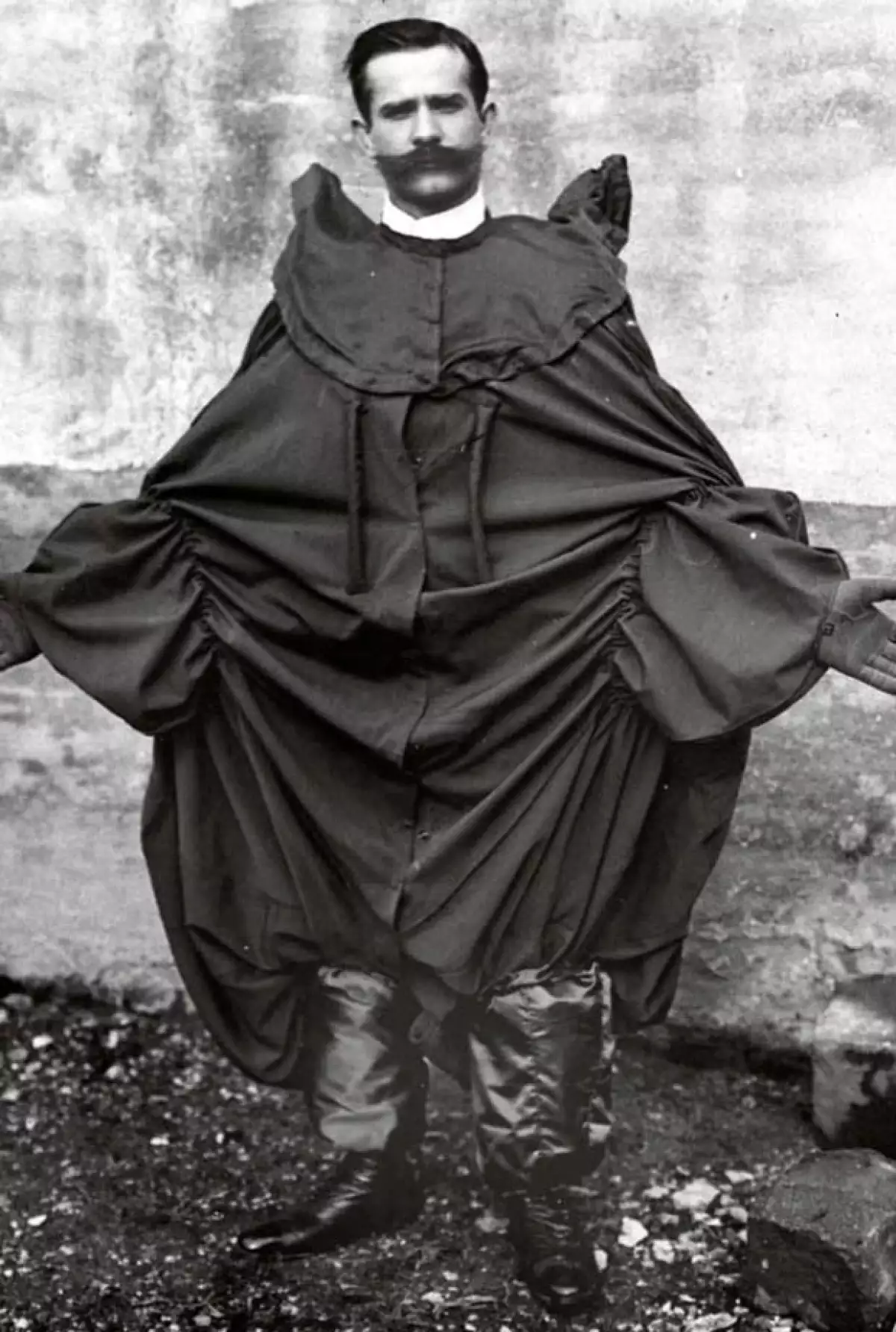 Franz Reichelt saltó de la torre en su intento de volar como pájaro.