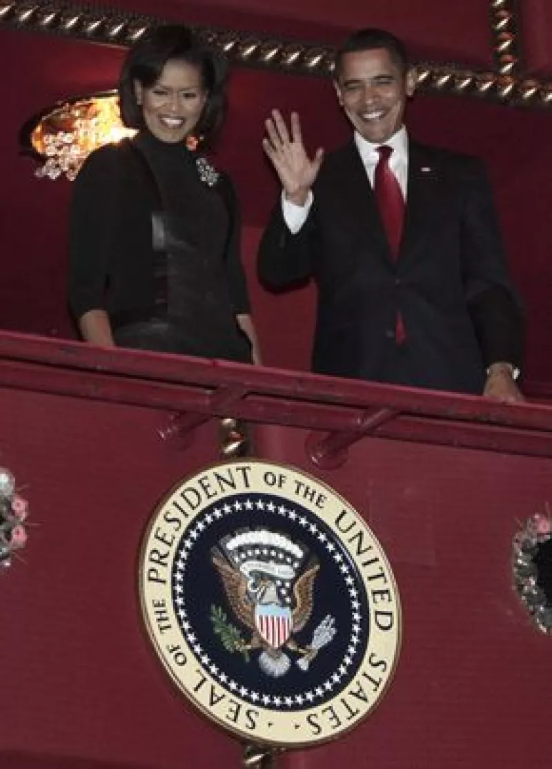 El presidente de EU fue con su esposa y sus dos hijas a una función este viernes.