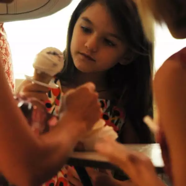 El 29 de junio sus padres mediante un comunicados dieron a conocer la noticia que se separaban. Unos días después Suri salió con su madre a comer un helado.