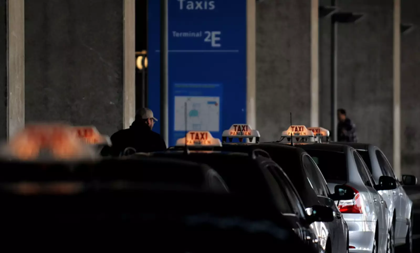 En la ‘capital del amor’, más allá del color, que puede variar, lo tradicional es el copete de los autos con el texto: TAXI PARISIEN