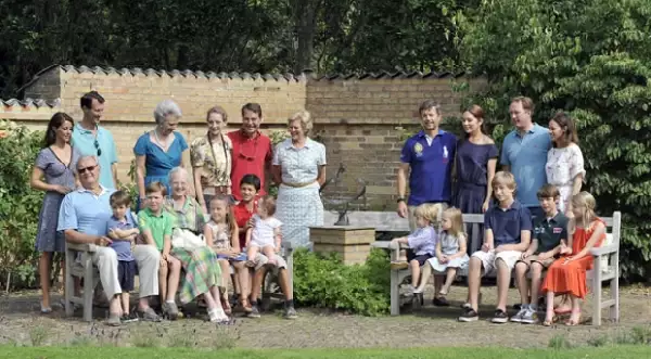 Toda la familia real danesa en una sesión de fotos.