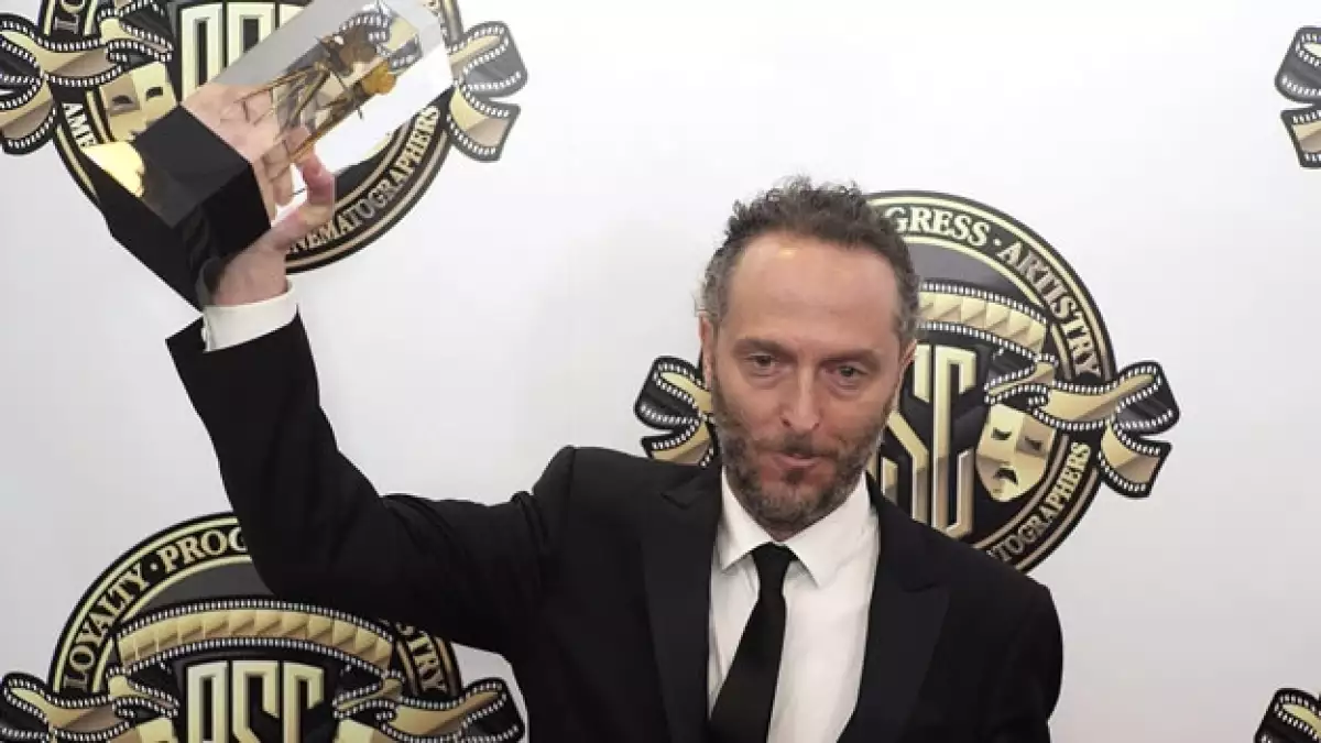 El cinefotógrafo mexicano Emmanuel el Chivo Lubezki con su premio a Mejor Cinematografía en los premios ASC