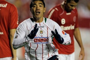 El jugador de las Chivas Marco Fabián, fue sancionado por el club y donó 50 mil pesos extra a una fundación en Ciudad Juárez.