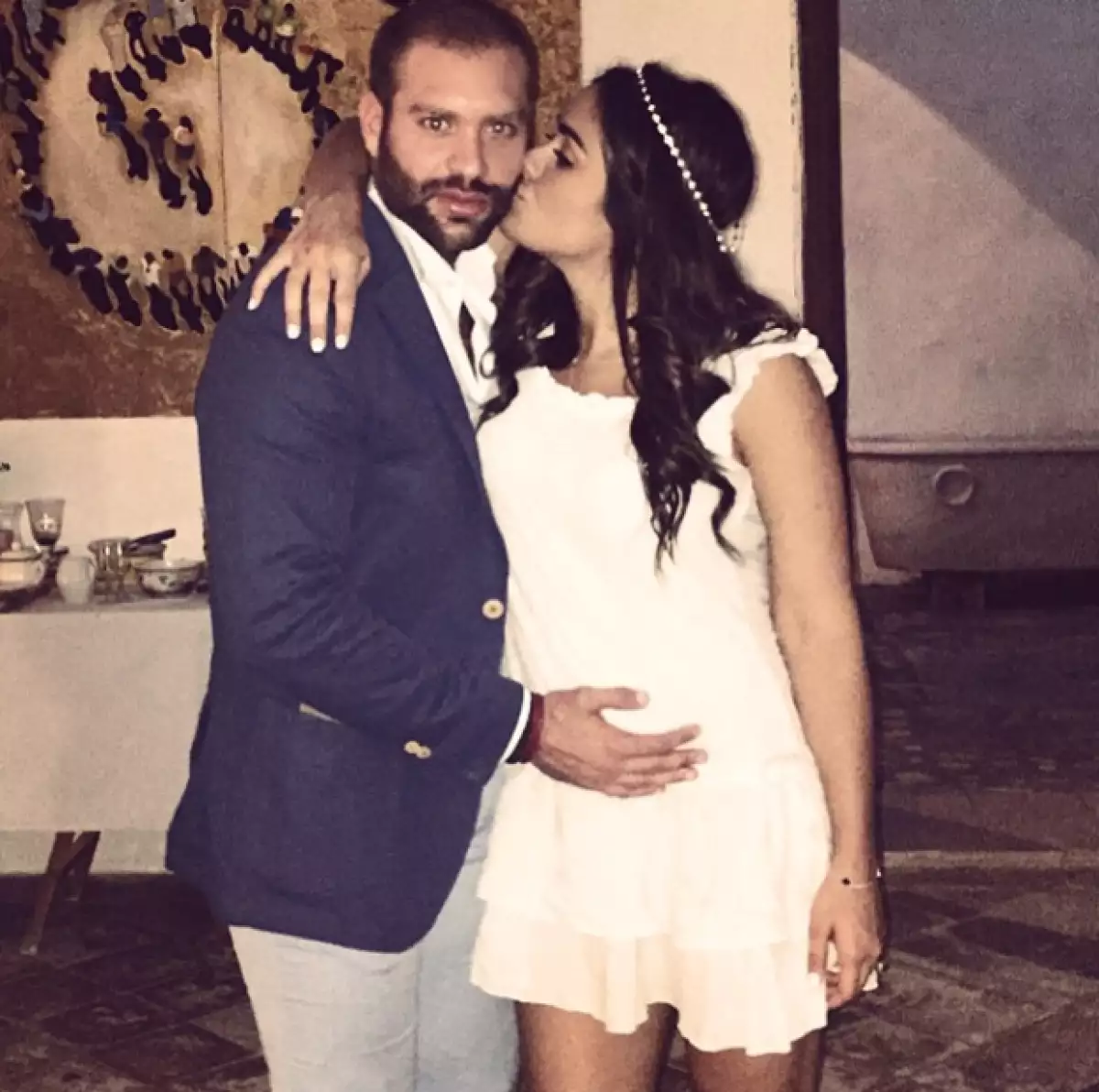 Con una tierna imagen, la comunicóloga anunció a través de Instagram que tendrá una niña al lado de su esposo Emmanuel Grey.