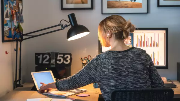 70% de colaboradores quieren un esquema de trabajo híbrido (Mujer trabajando desde casa)