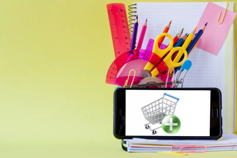 Mientras el gobierno debate el uso de celulares en escuelas, más padres compran útiles desde el celular