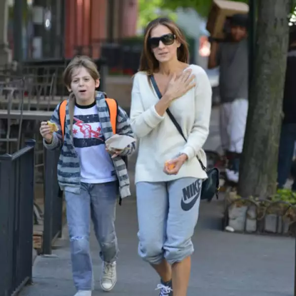 Asimismo acompaña a su hijo mayor, James en su camino a la escuela y siempre a la moda.