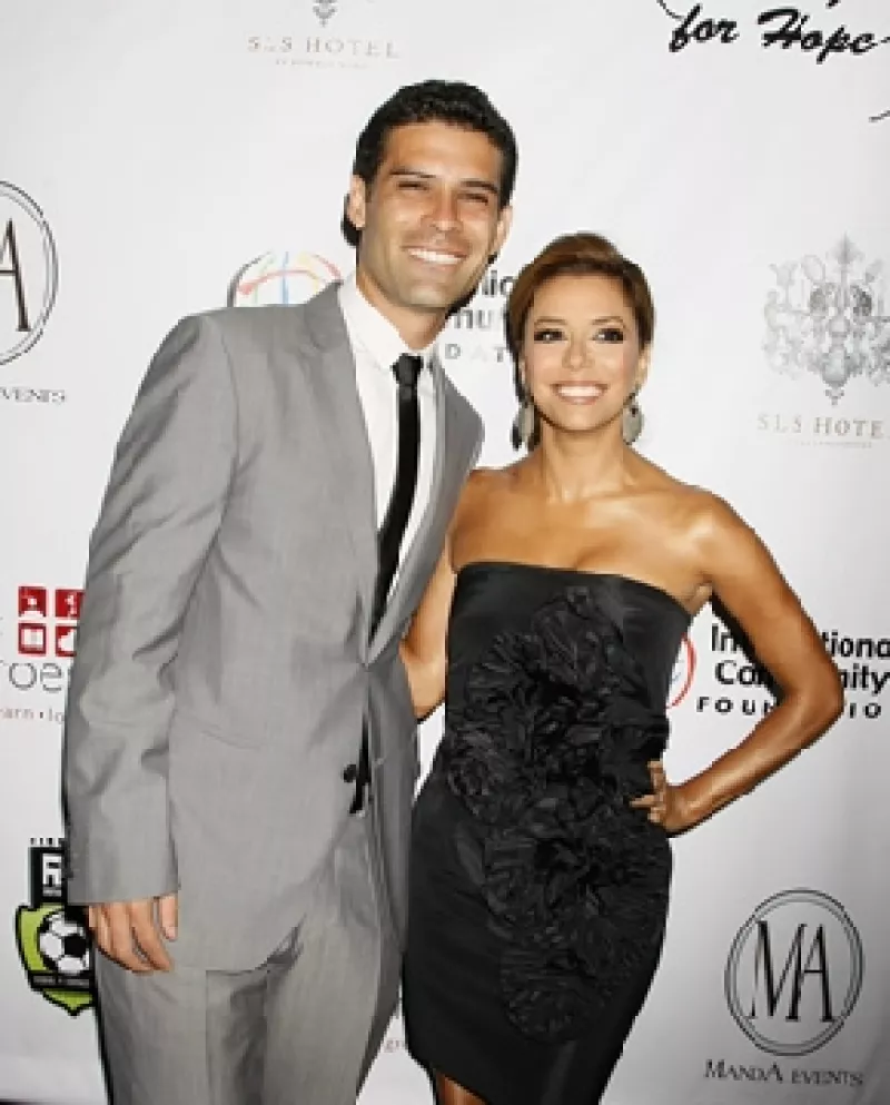 El futbolista fue uno de los anfitriones en una gala benéfica en Beverly Hills y su novia, quien estuvo ahí para apoyarlo, lució muy guapa en un vestido dorado.