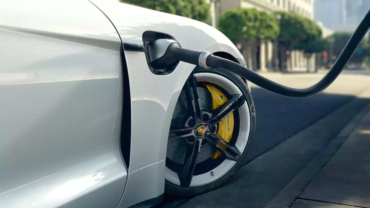 Porsche Taycan enchufle.jpg