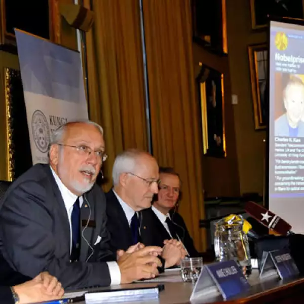 La Real Academia de Ciencias presentó el martes 6 el Premio Nobel en Física en el salón de sesiones de la academia en Estocolmo, Suecia. Los ganadores son Charles K. Kao, Willard S. Boyle y George E. Smith.