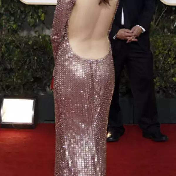 Anne Hathaway mostró una espalda perfectamente tonificada en los Golden Globes. El vestido Armani Privé fue perfecto para el evento.