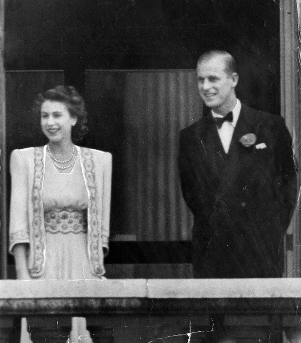 Princess Elizabeth & Lt Mountbatten (prince Philip - Duke Of Edinburgh) - On The Balcony Of Buckingham Palace After The Announcement Today Of Their Engagement. Original Library Print In Packet: Lp3d Queen Elizabeth Ii Engagement - 1947