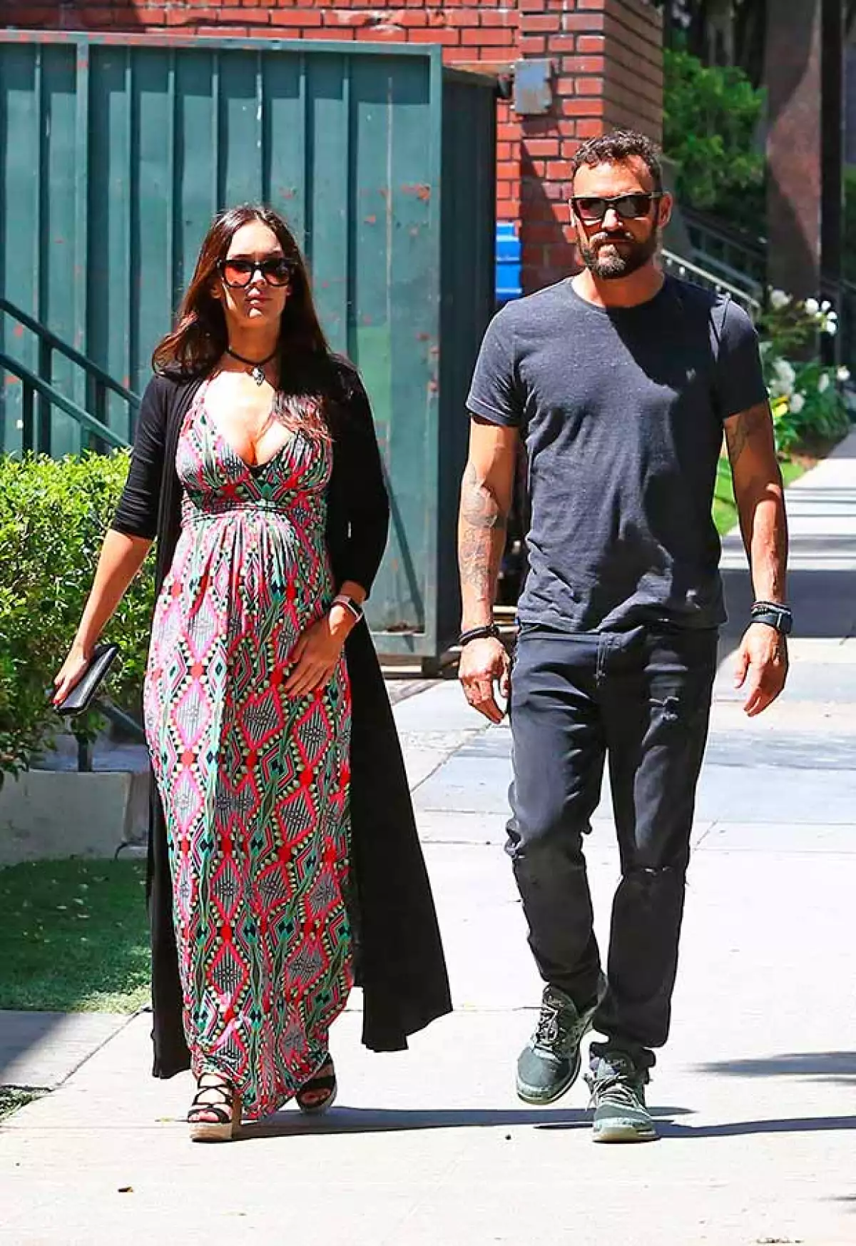 Luego de que se revelara que esperan su tercer hijo en medio de su proceso de divorcio, los actores fueron vistos juntos en las calles de Santa Monica.