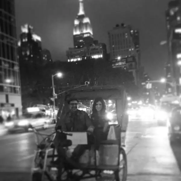 Alejandro tiene 43 años pero su espíritu es de un adolescente viajero, igual que Karla.