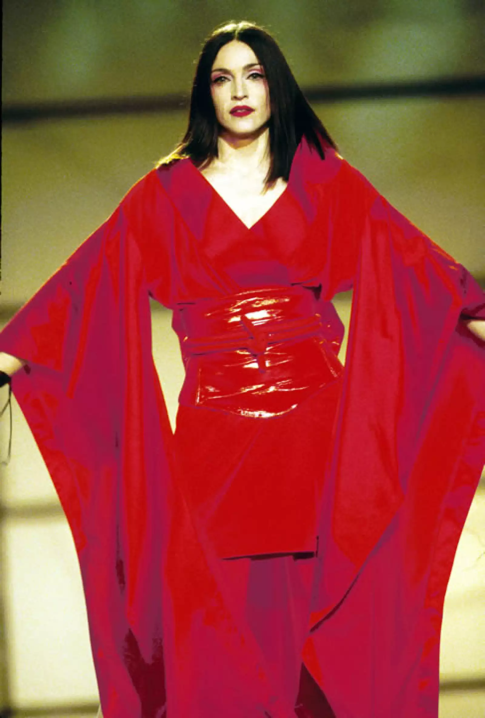 Cómo olvidar este outfit de Madonna en el Grammy 2001.