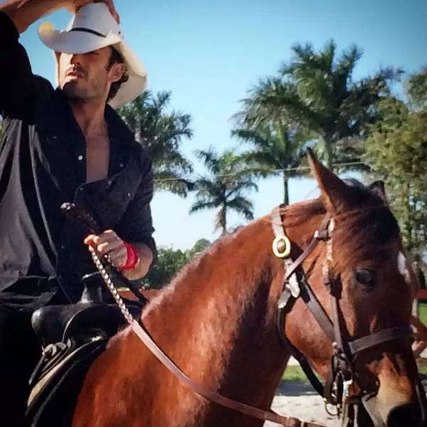 Aunque tuvo algunos incidentes montando, Aarón dominó al caballo para su última novela.