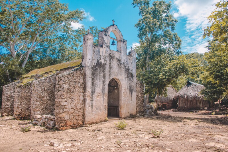 Capilla de la época colonial, dedicada al Cristo de las ampollas