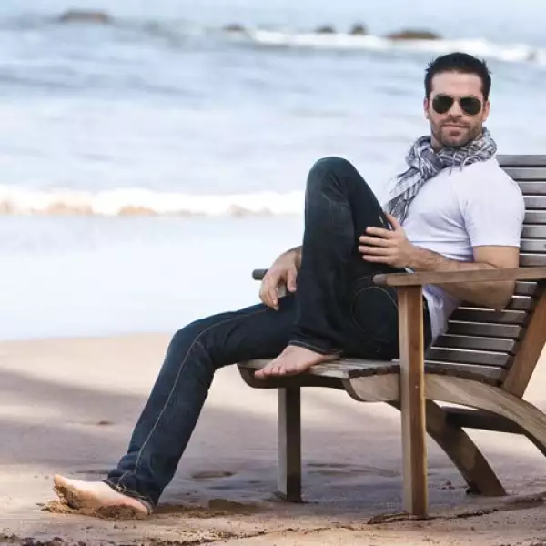 Alejandro Nones es un actor venezolano de 25 años que debutó en la película Así del precipicio.