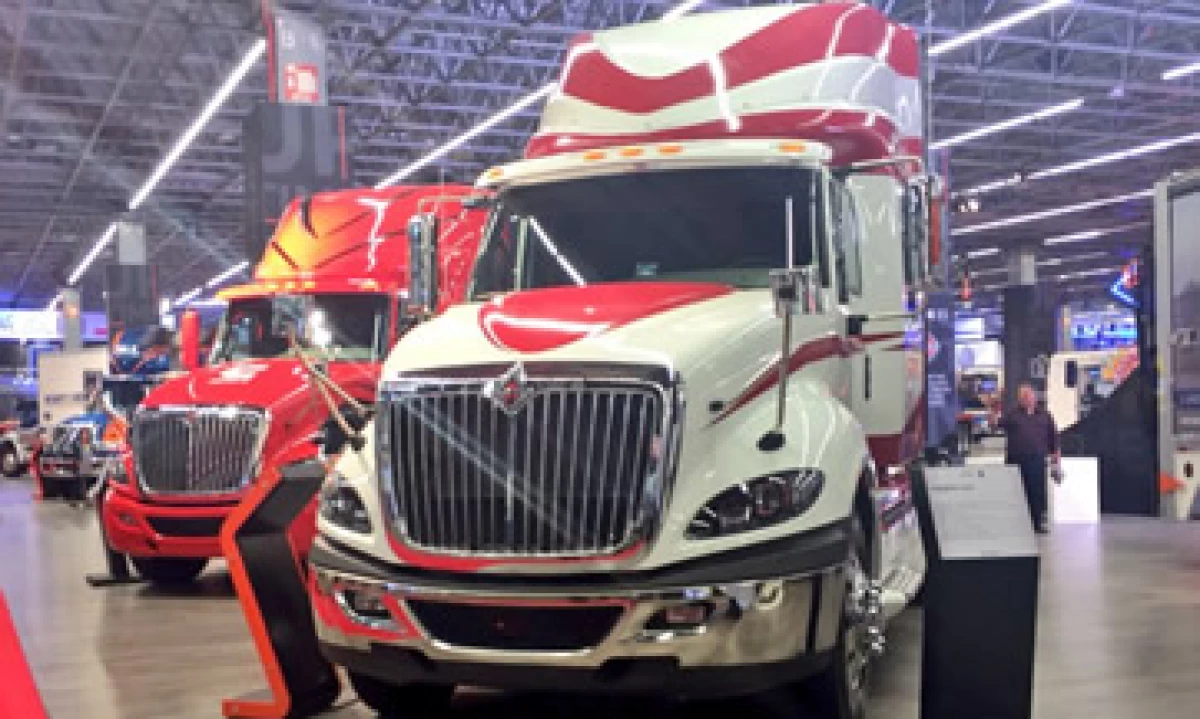 Algunas de las unidades exhibidas en la XVI edición de la Expo Transporte realizada en Guadalajara, Jalisco (Foto: Twitter/E. Arturo Chávez )