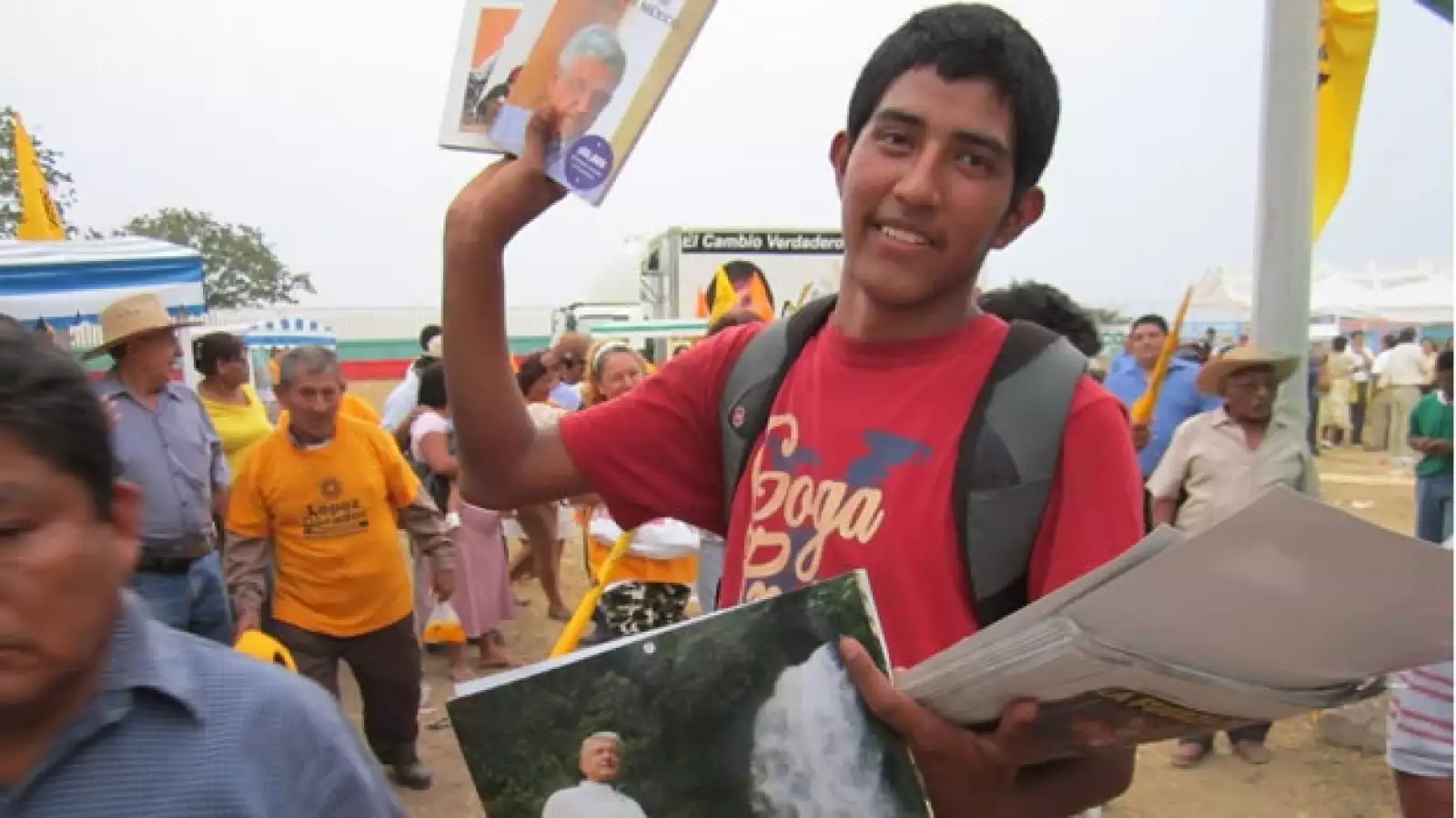 Un año con AMLO. en su mitin de Coatzacoalcos, Veracruz, un joven vende calendarios con imágenes de AMLO